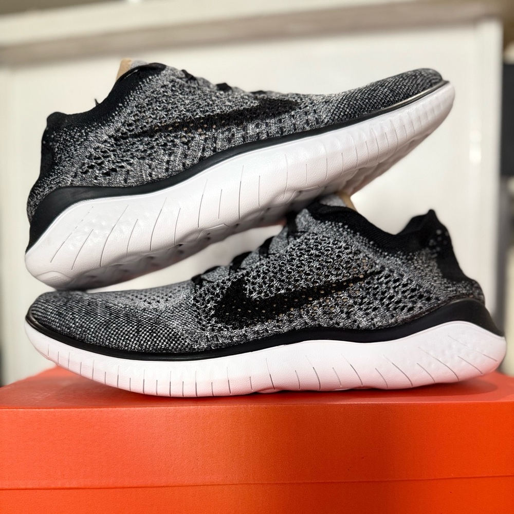 Nike Black and White Sneakers - NEW!